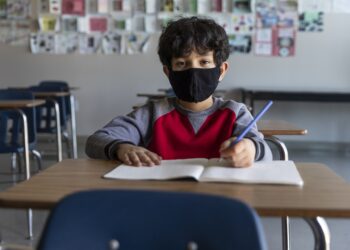 Se revelan distritos escolares contra ordenanzas que impiden el uso de cubre bocas a estudiantes.