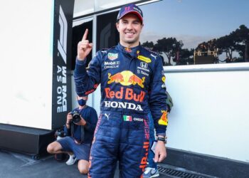 Checo Pérez permanece con el equipo Red Bull para la temporada 2022