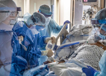 Más de 61 mil hospitalizaciones durante tercera ola de covid en EU