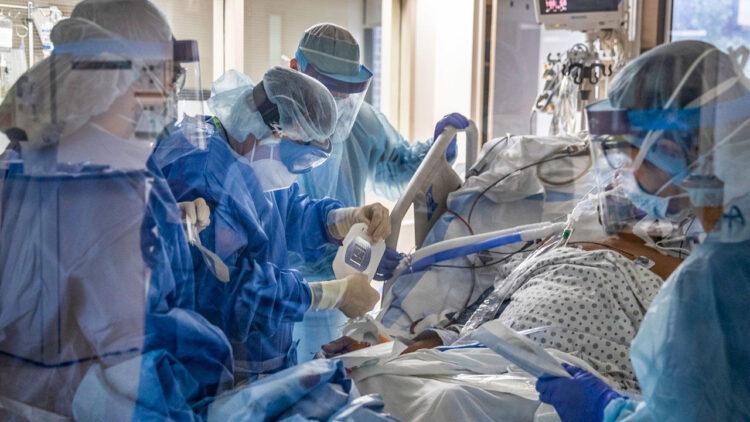 Más de 61 mil hospitalizaciones durante tercera ola de covid en EU