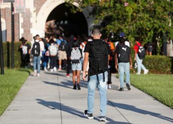 Más de 10 mil estudiantes y personal escolar en cuarentena por brote de Covid en Florida