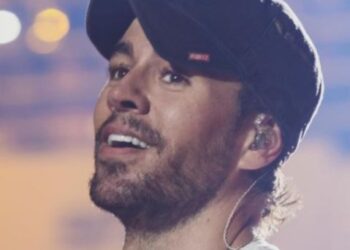 Regresa a España Enrique Iglesias para despedirse de su abuela