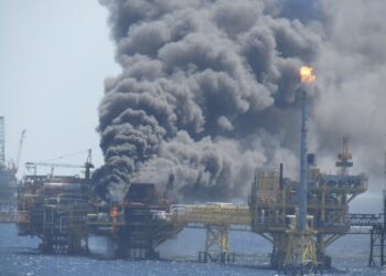 Pemex controla incendio en plataforma Ku-Alfa de Campeche; hay 5 heridos