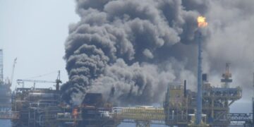 Pemex controla incendio en plataforma Ku-Alfa de Campeche; hay 5 heridos