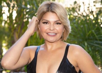 Paraliza las redes Itatí Cantoral con tremendo bikini neón a sus 46 años