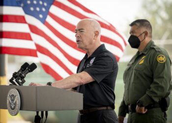 Se trabaja con México para acelerar deportaciones de quienes no tienen derecho al asilo: Mayorkas