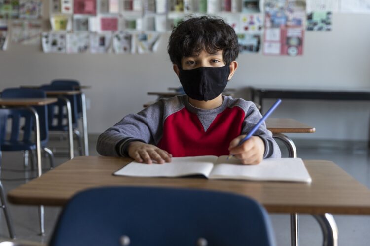 Avala Suprema Corte de Justicia de Texas uso temporal de cubre bocas en escuelas