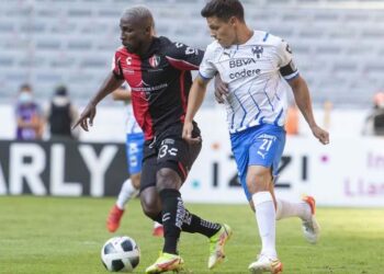 Atlas le remonta a Monterrey con polémica y gana 2-1