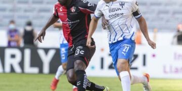 Atlas le remonta a Monterrey con polémica y gana 2-1