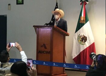 Aterriza en México nuevo embajador de Estados Unidos, Ken Salazar