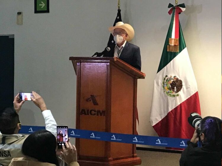 Aterriza en México nuevo embajador de Estados Unidos, Ken Salazar