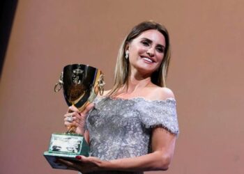 Penélope Cruz se lleva el premio a mejor actriz en Festival de Venecia