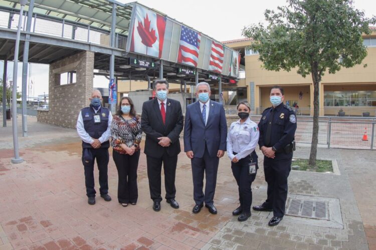 Constatan Sanmiguel y Pete Saenz la agilidad del carril Sentri en Puente 1