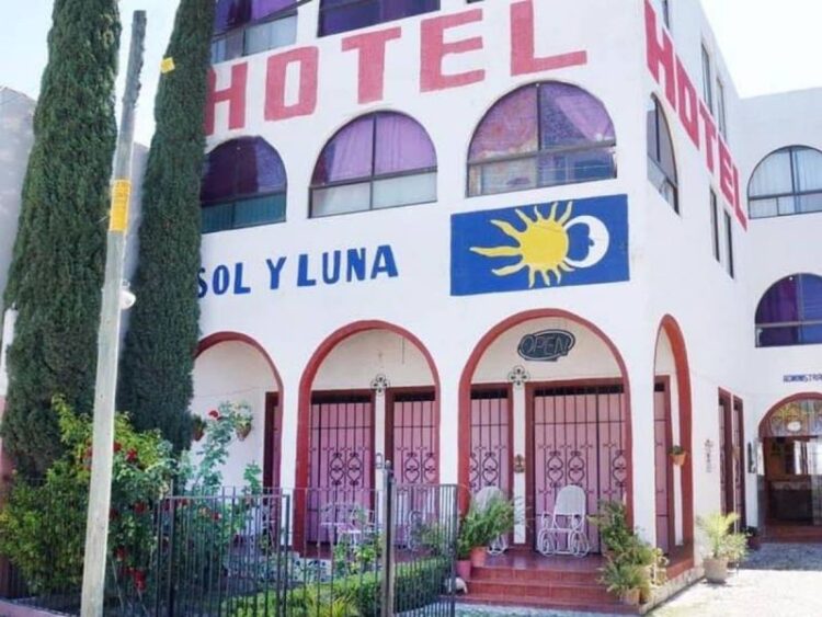 Comando secuestra a 20 extranjeros de hotel de San Luis Potosí
