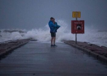 ‘Nicholas’ se degrada a tormenta tropical tras tocar tierra en Texas