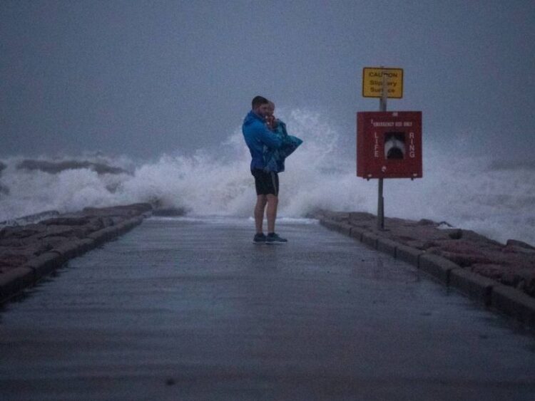 ‘Nicholas’ se degrada a tormenta tropical tras tocar tierra en Texas