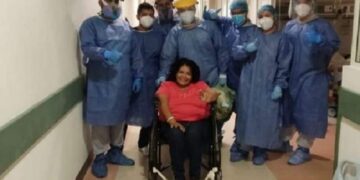 Embarazada con COVID tiene parto exitoso, bebé es dado de alta.