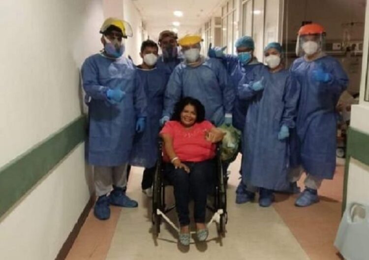 Embarazada con COVID tiene parto exitoso, bebé es dado de alta.