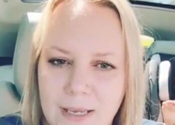 Mujer descubre en periódico que su esposo es infiel y tiene dos hijos