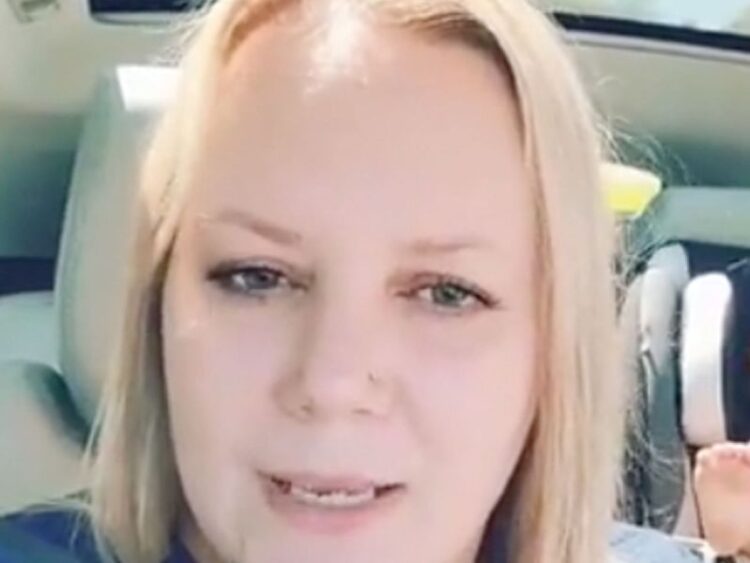 Mujer descubre en periódico que su esposo es infiel y tiene dos hijos