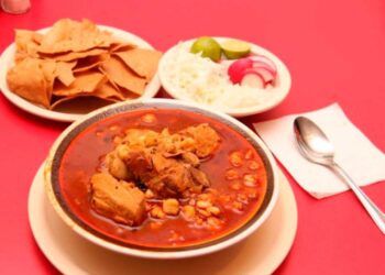 El pozole mexicano original era con carne humana, según versión añeja