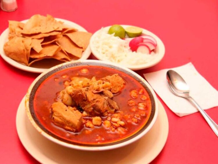 El pozole mexicano original era con carne humana, según versión añeja