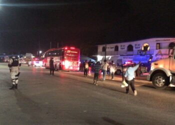 Haitianos bloquean carretera Tampico-Mante; exigen a migración paso a la frontera.