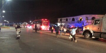 Haitianos bloquean carretera Tampico-Mante; exigen a migración paso a la frontera.