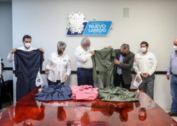 Dona Sanmiguel trajes  anti Covid al IMSS-Nuevo Laredo