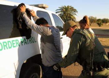 Arrestan a indocumentados con documentos falsos