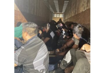 Rescatan a 10 migrantes encerrados en caja-tráiler