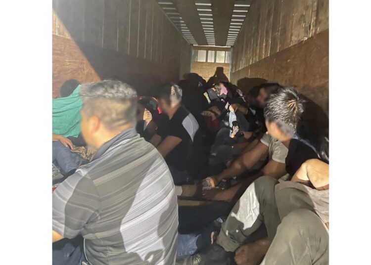 Rescatan a 10 migrantes encerrados en caja-tráiler