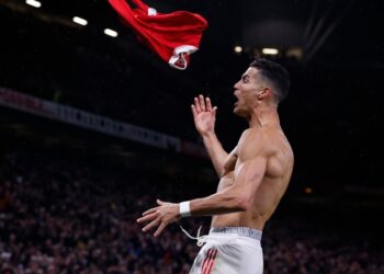 Cristiano le da el triunfo de último minuto al United