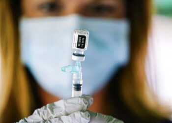 Covid podría ser controlado para marzo de 2022, dice experta de la OMS