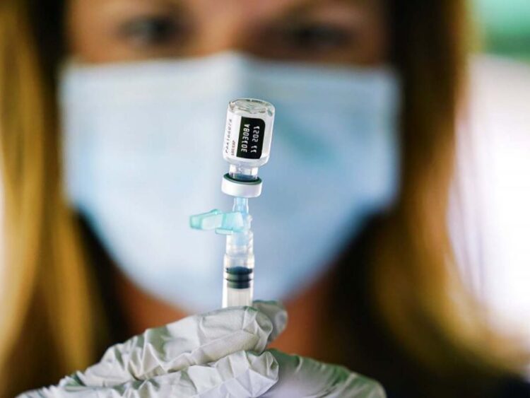 Covid podría ser controlado para marzo de 2022, dice experta de la OMS