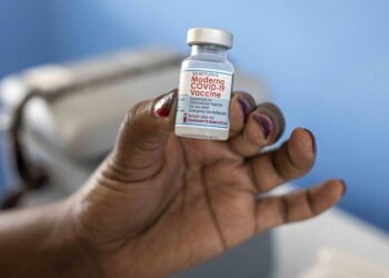 Vacuna de Moderna contra covid-19 es efectiva contra todas variantes: estudios
