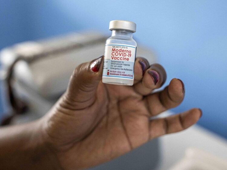 Vacuna de Moderna contra covid-19 es efectiva contra todas variantes: estudios