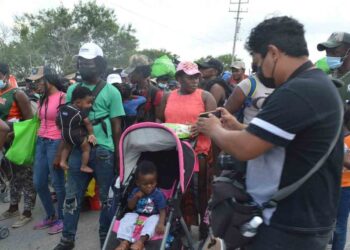 Migrantes haitianos logran pasar reten en Las Norias, San Fernando.
