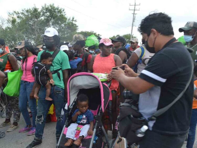 Migrantes haitianos logran pasar reten en Las Norias, San Fernando.