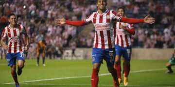 Chivas se impone 1-0 a Tuzos de Pachuca con gol de Angulo