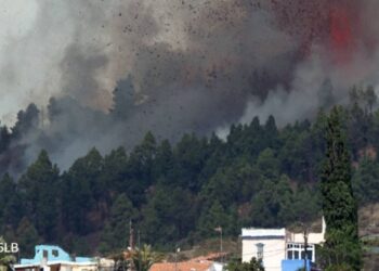 Lava del volcán Cumbre Vieja ‘devora’ casas en isla española de La Palma