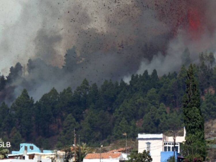 Lava del volcán Cumbre Vieja ‘devora’ casas en isla española de La Palma