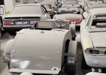 Encuentran 175 autos de colección en bodega abandonada… ¡valen millones!