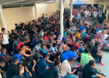 Muerte de menor delata a 327 migrantes hacinados en bodega de Nuevo León