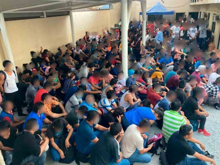 Muerte de menor delata a 327 migrantes hacinados en bodega de Nuevo León