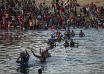 Texas pide a Biden declaratoria de emergencia ante crisis migratoria