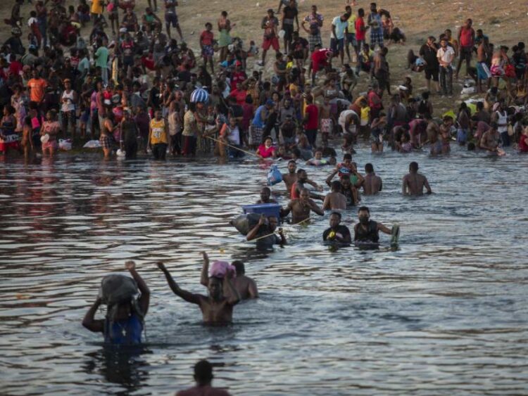 Texas pide a Biden declaratoria de emergencia ante crisis migratoria