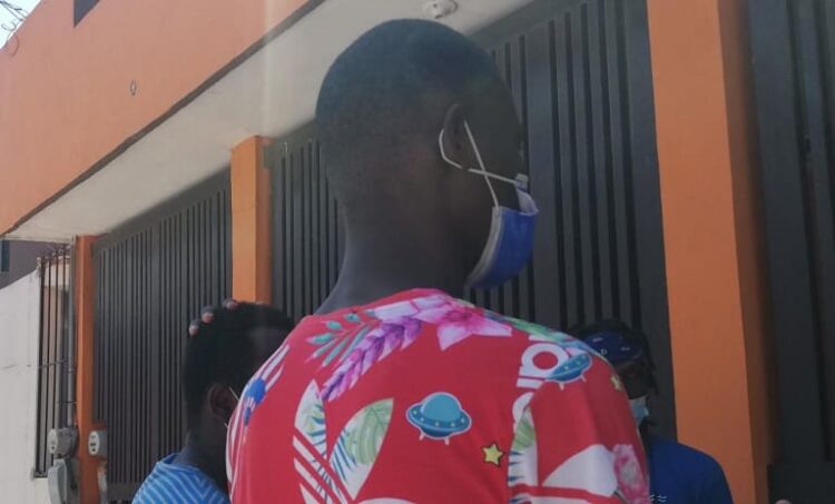 Bebé de padres haitianos requiere de apoyo; no tienen recursos para solventar gastos.