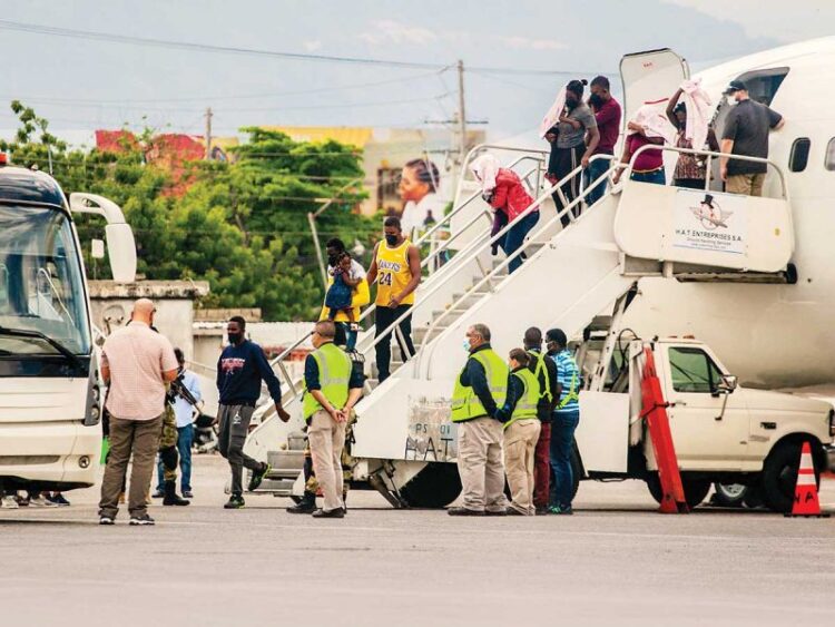 EU cierra frontera Texas-Coahuila para frenar a migrantes