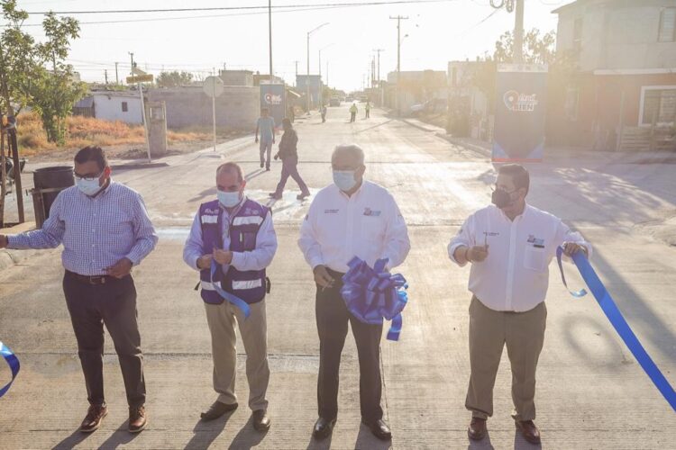 Entrega Alcalde calle con concreto hidráulico  en colonia Ampliación Voluntad y Trabajo 3